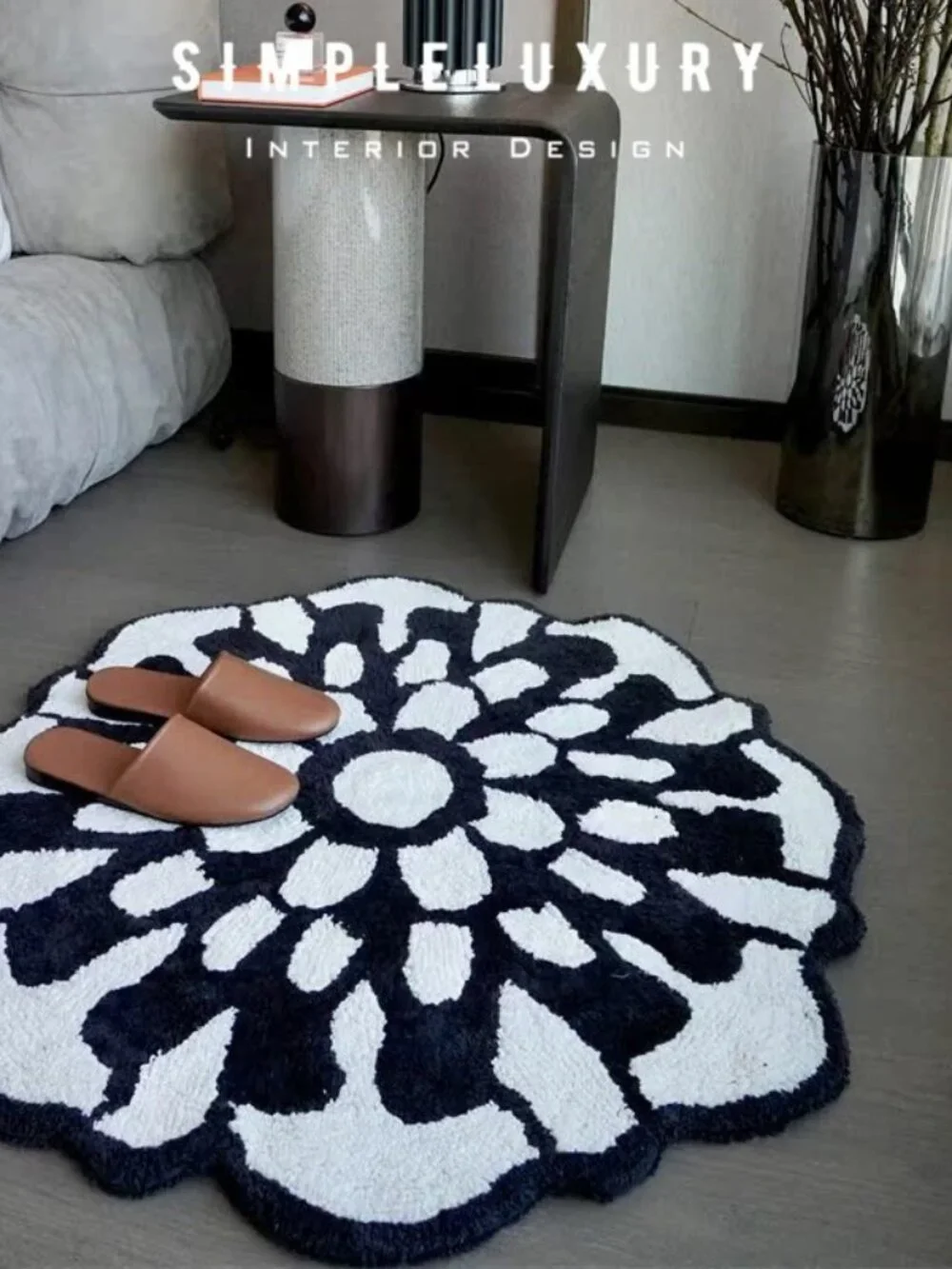 Discontinued Brand New MISSONI HOME Black And White Floral Bath Rug Dia 31